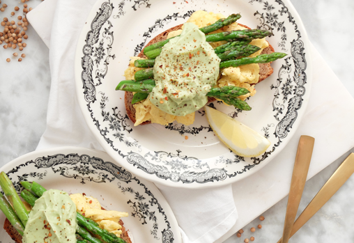 Tostada de huevo, espárragos trigueros y aguacate.