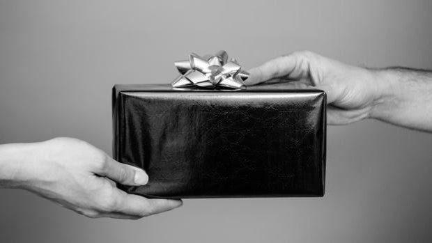 Peldaño 57: «Muchos regalos no son para satisfacer al que los recibe, sino al que los da»