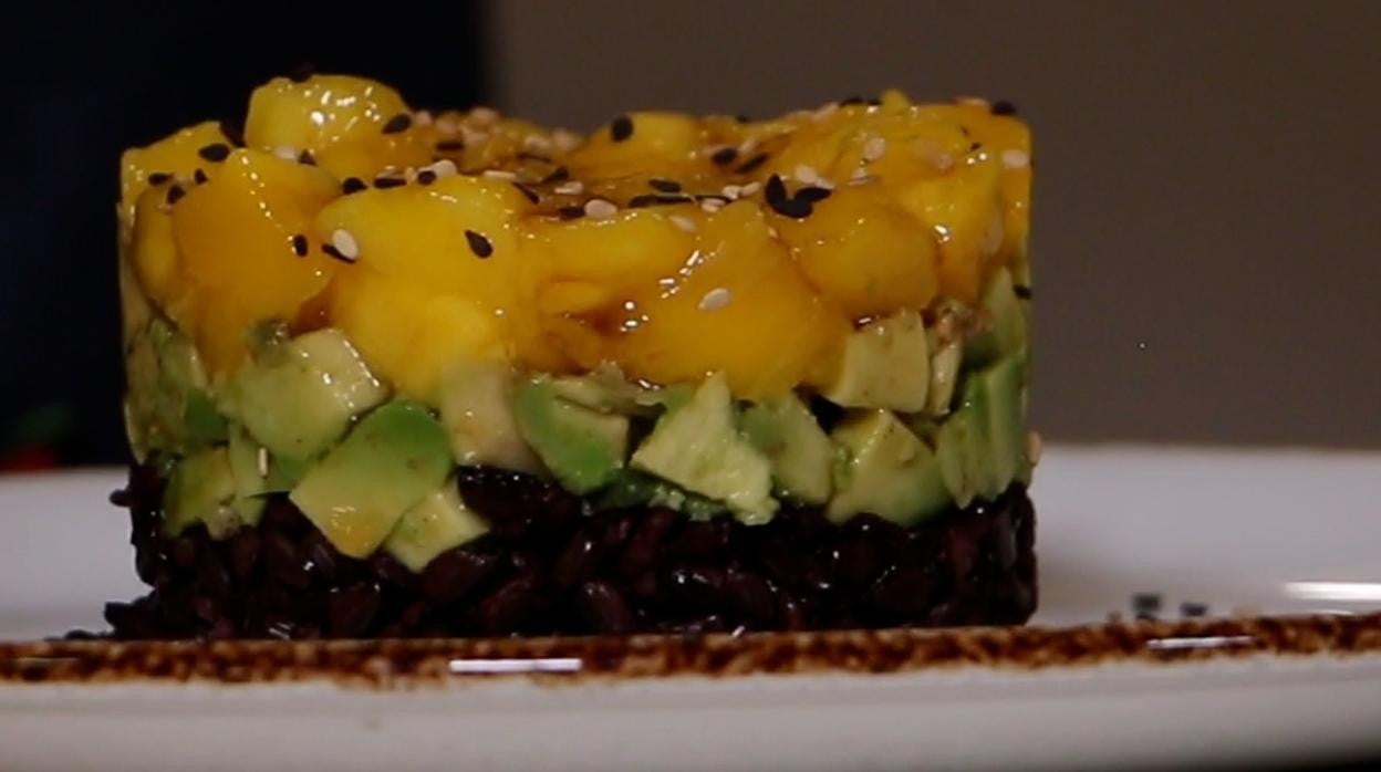 Tartar tropical de arroz negro, mango y aguacate.