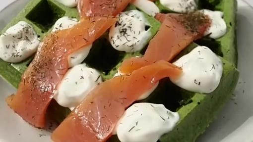 Gofre de espinacas con queso crema y salmón.