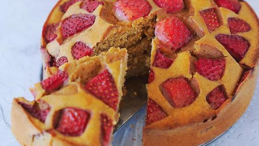 Tarta de avena y fresas.