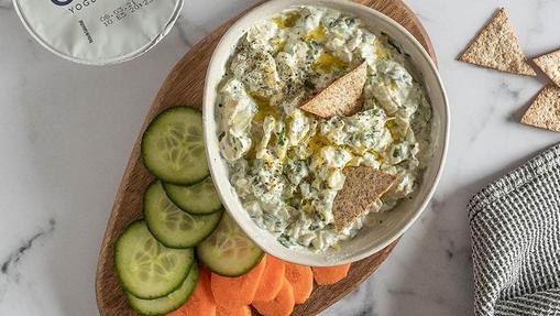 Dip de alcachofas, espinacas y yogur.