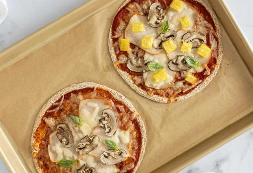 Mini pizzas con piña.