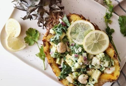 Piña rellena de ensalada de gambas.