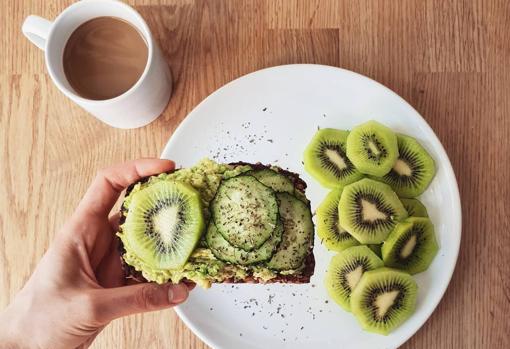 Tosta de kiwi, pepino y aguacate.