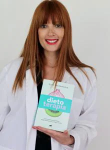 Elisa Escorihuela, con su libro 'Dietoterapia'.