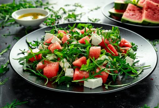 Ensalada de rúcula, sandía y queso feta.