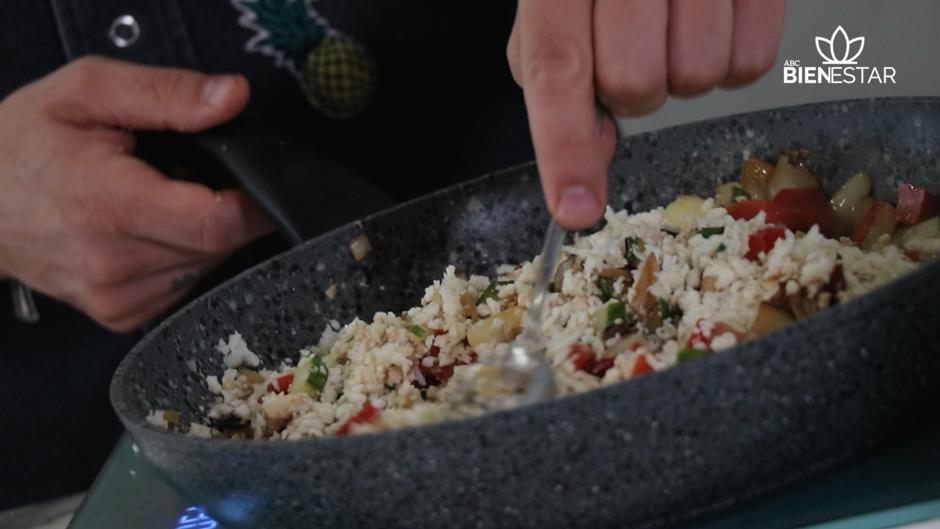La receta fácil para preparar cuscús de coliflor y verduras, un plato nutritivo y ligero