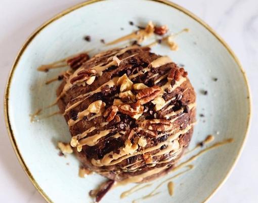 Muffin en taza de chocolate y anacardos