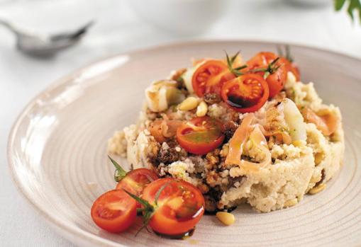 Ensalada de cuscús con salmón y bacalao ahumado.