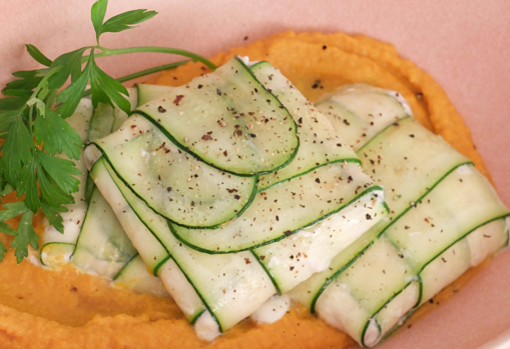 Ravioli de calabacín con crema de zanahoria.