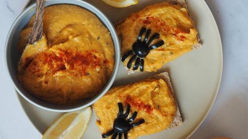 Tostadas de hummus de calabaza asada y olivas negras.