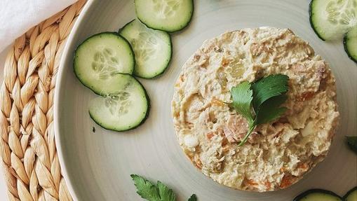 Ensaladilla con aguacanesa.
