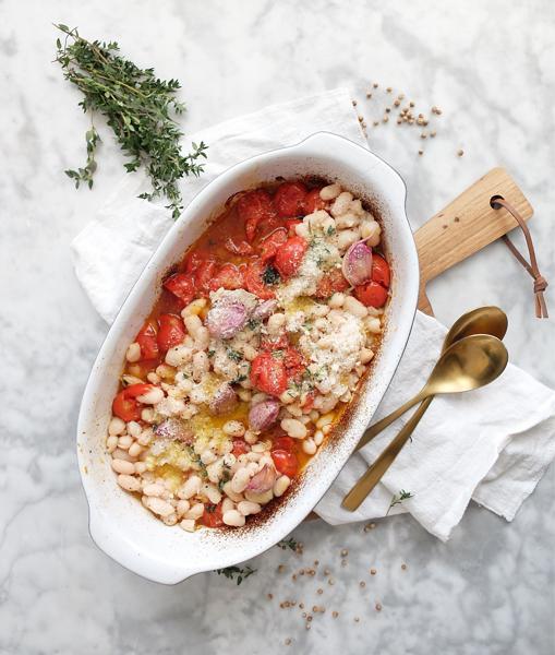 Plato de alubias blancas con tomatitos asados.