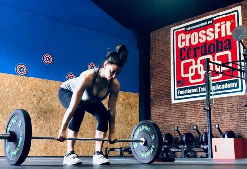 Laura Fernández entrena fuerza en CrossFit Córdoba