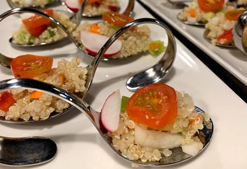 Ensalada de quinoa, verduras y vinagreta de curry
