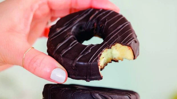 La receta del dónut de chocolate que puedes preparar con manzanas