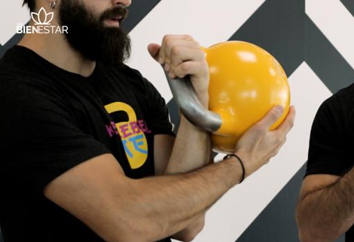 Proponen ayudar con la mano a hacer esa transición de la kettlebell hacia la posición de rack.