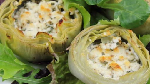 Ensalada de alcachofas y queso de cabra.