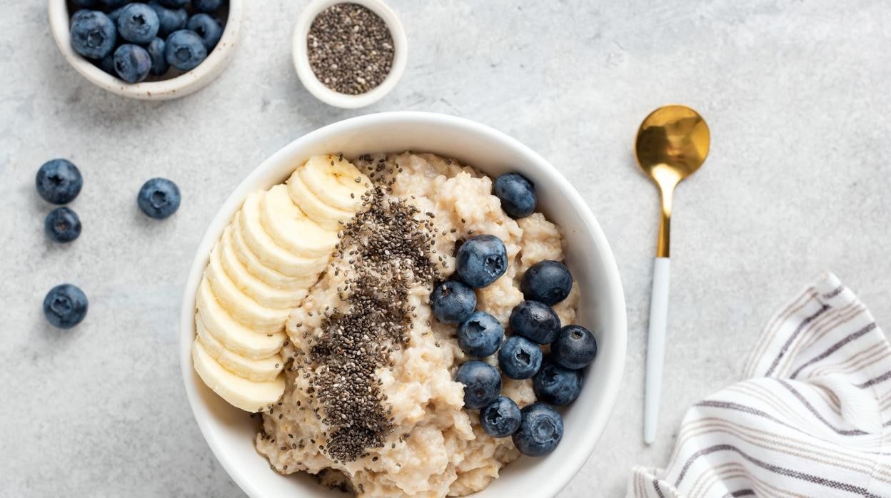 Desayunar avena con frutos rojos supone comenzar el día con un tesoro nutricional, según los expertos.