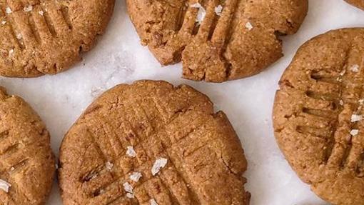 Galletas con crema de cacahuete.