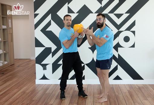 Sujetaremos la kettlebell al revés con un agarre en pistola.