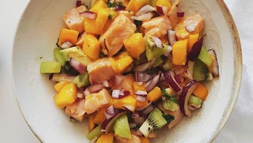 Ceviche de salmón con aguacate y mango