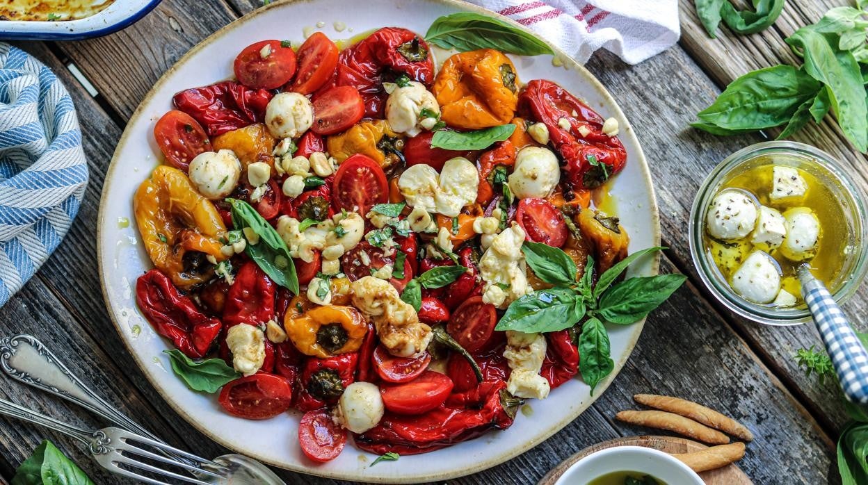 Ensalada de pimientos baby asados, con tomates cherry y mini mozzarellas.