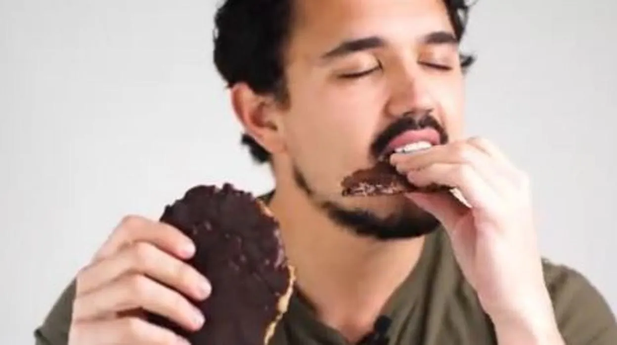 Carlos Ríos, comiendo una palmera de chocolate Realfooding.