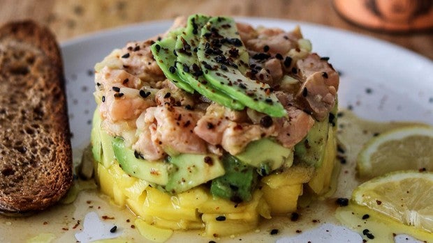 Tartar de salmón, aguacate y mango: el trío veraniego perfecto