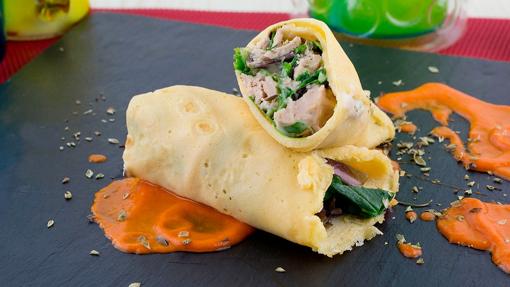 Crepes frías de atún con queso y salsa de pimientos.