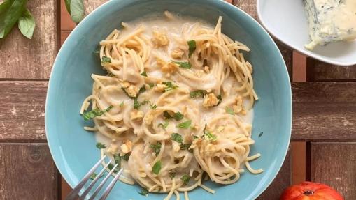 Pasta integral con salsa de pera, gorgonzola y nueces.