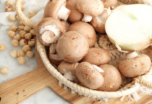 Bodegón con parte de los ingredientes para la salsa boloñesa vegetal.