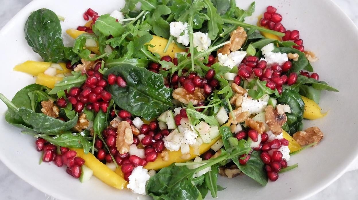 Ensalada multicolor con la granada, el mango, ls espinacas y la rúcula como protagonistas.