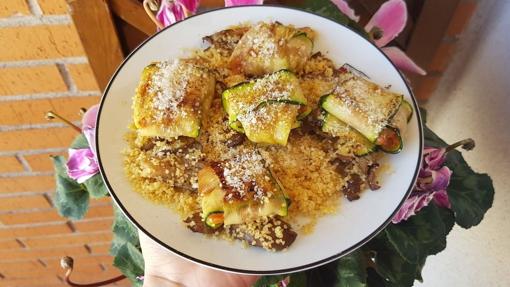 Raviolis de calabacín sobre cous cous y setas.