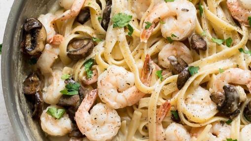 Pasta con gambas y champiñones.