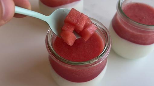 Gelatina de sandía con crema de queso.