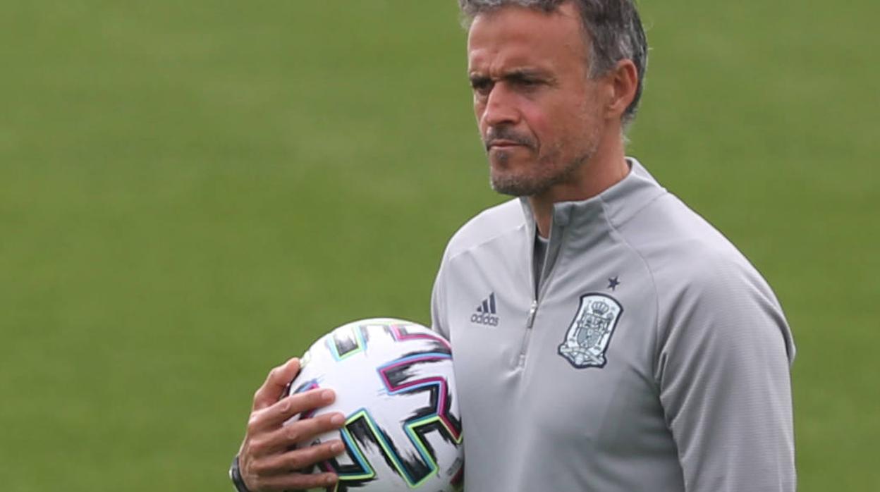 El entrenador de la selección española de fútbol en Qatar, Luis Enrique, durante uno de los entrenamientos.