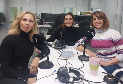De izquierda a derecha Laura Pintos, Alejandra Llamas y Raquel Alcolea, durante la grabación del podcast 'Abecedario del Bienestar'.