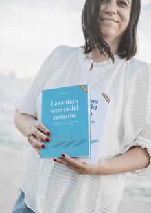 La psicóloga Maribel Jiménez, con su libro.