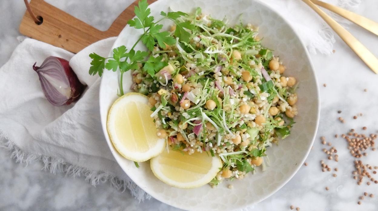 Ensalada de escarola, garbanzos y bulgur.