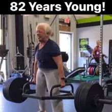 Mujer de 82 años levantando 95kg en peso muerto. La edad es solo un número (Foto Instagram squat_university)