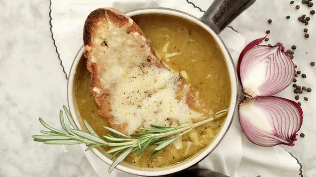 Sopa de cebolla, la receta definitiva del plato invernal perfecto