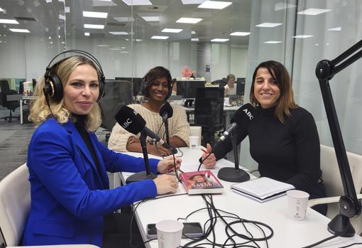 Las periodistas Laura Pintos y Raquel Alcolea, con Bisila Bokoko durante la grabación del podcast 'Abecedario del Bienestar'.