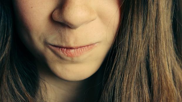 Señales que indican que no caes bien a alguien: su mirada y sus gestos hablan