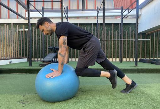 Cinco ejercicios con fitball para tener abdomen de acero