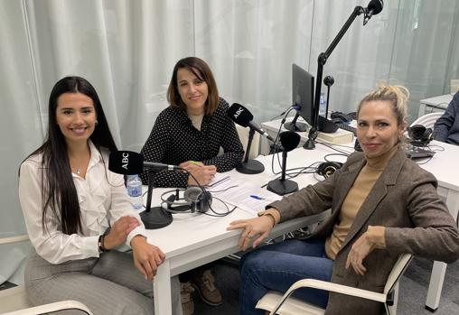 De izquierda a derecha, Sandra Moñino, Raquel Alcolea y Laura Pintos, durante la grabación del podcast 'Abecedario del Bienestar'.