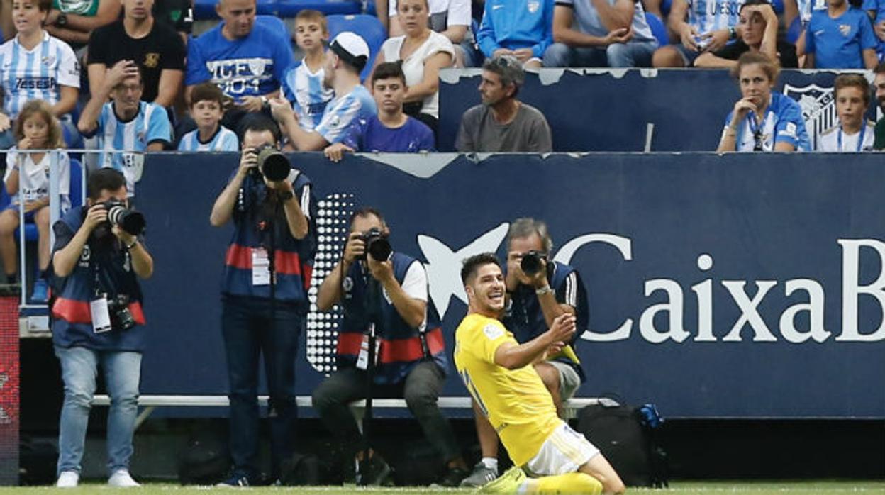 Caye Quintana celebra su gol ante el Málaga en La Rosaleda.