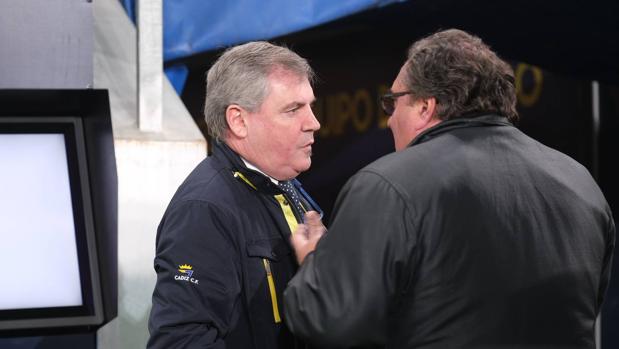 Vizcaíno anima a la afición del Cádiz CF justo antes del inicio liguero