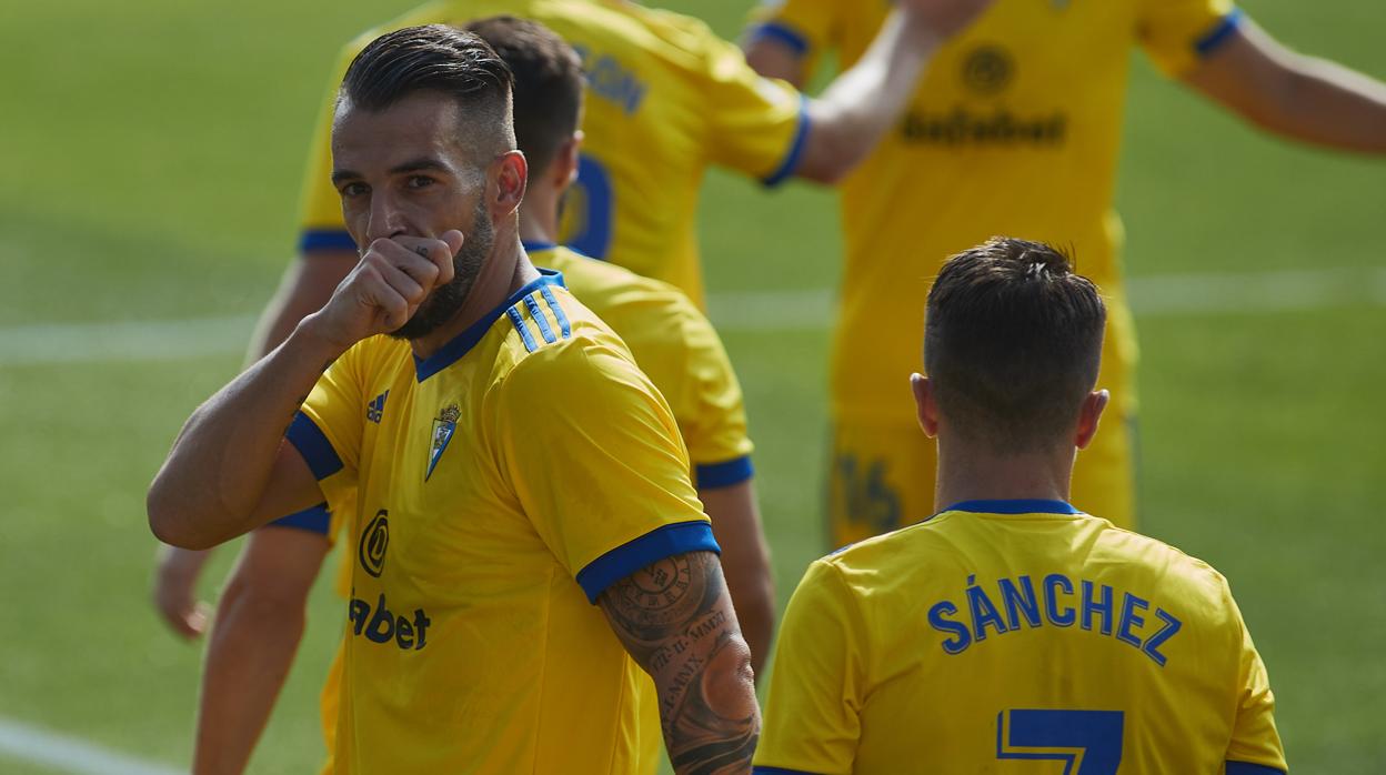 Álvaro Negredo marcó su primer gol con el Cádiz CF